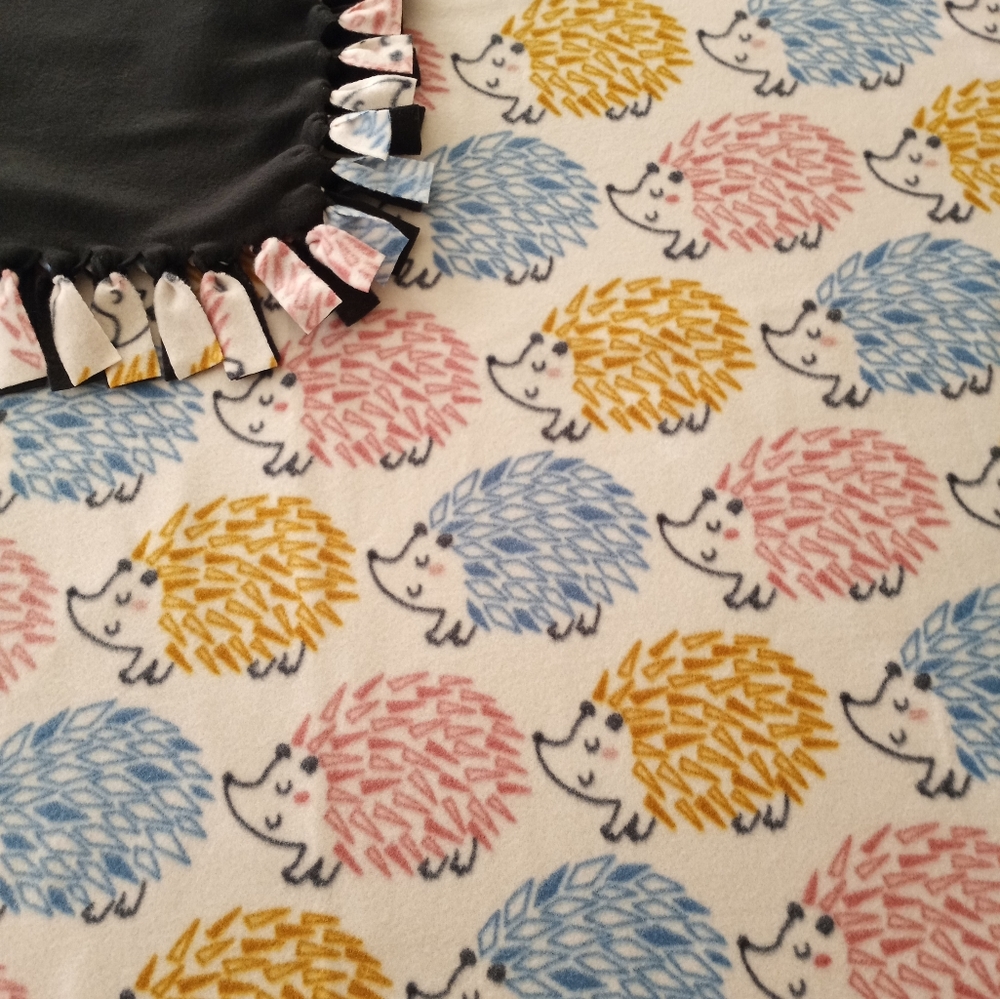 Hedgehog Sew Fleece Blanket Handmade Knotted Blanket - Picture 7 of 8